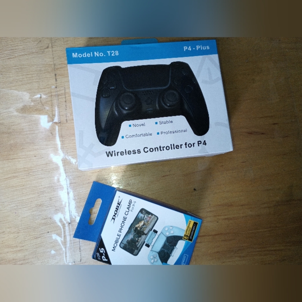 Controller & phone clip, Playstation, mobile gaming.